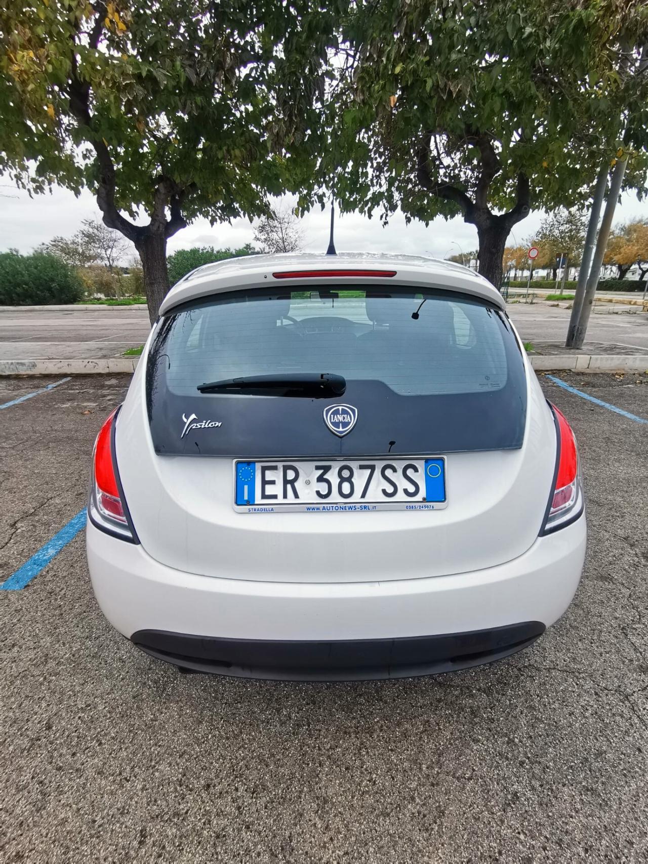 Lancia Ypsilon 1.2 69 CV 5P. Silver 2013