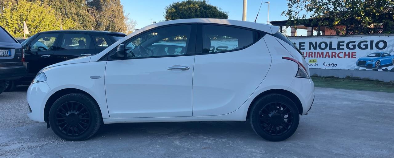 Lancia Ypsilon Gold Hybrid 1.0 FireFly 70cv