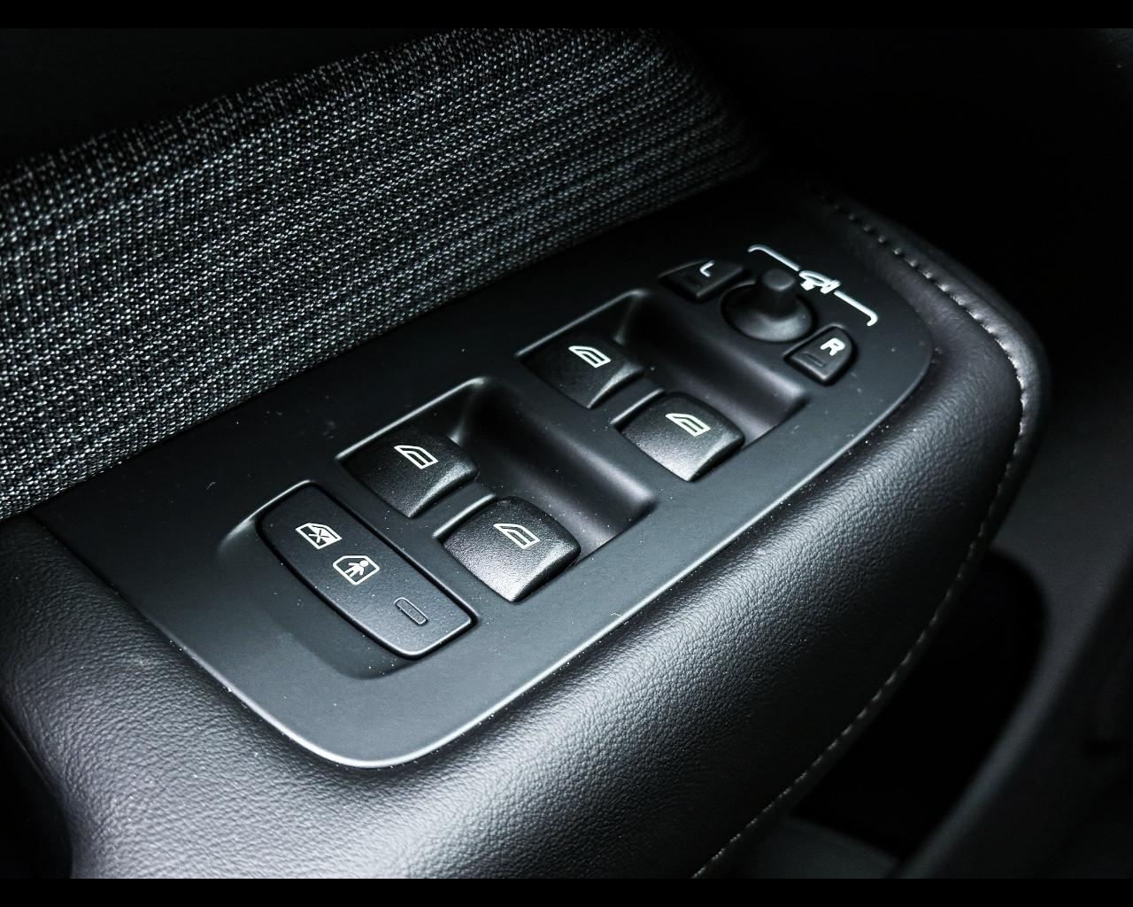 VOLVO XC60 (2017-->) - XC60 T6 Plug-in hybrid AWD automatico Core