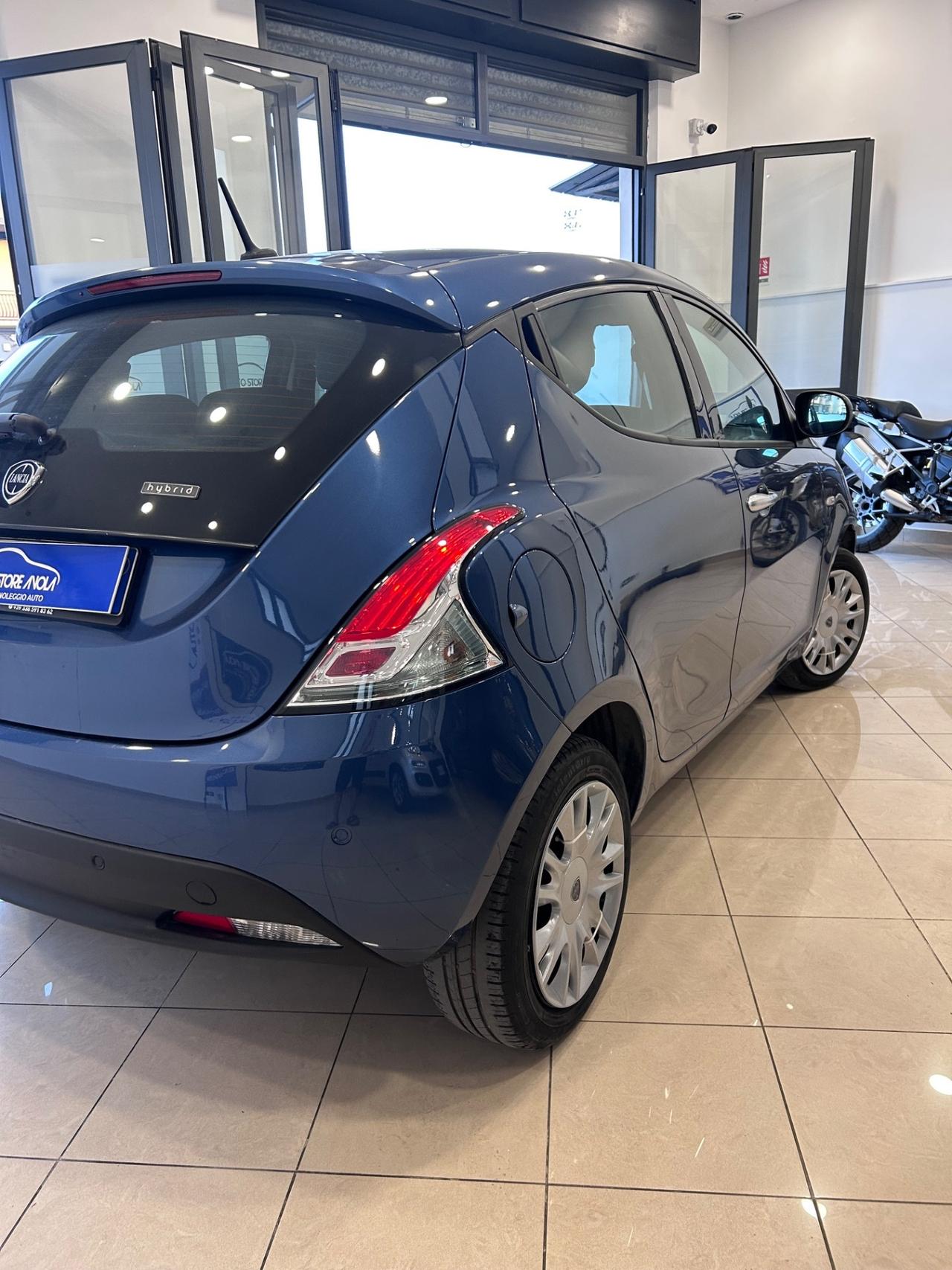 Lancia Ypsilon 1.0 FireFly 5 porte S&S Hybrid Silver