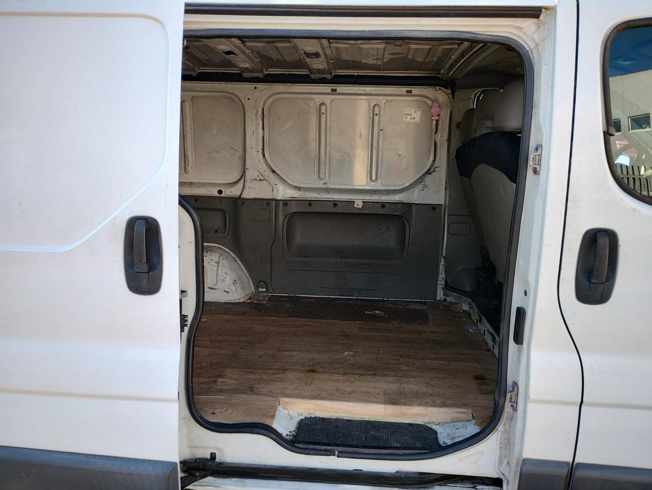 OPEL VIVARO 1.9 DIESEL 74KW 2004