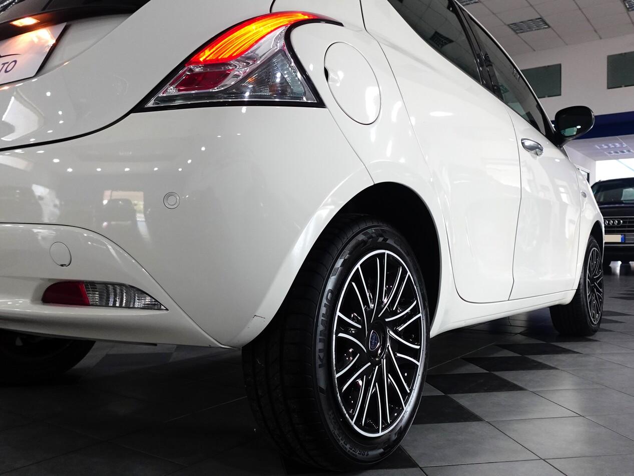 Lancia Ypsilon III 1.0 FIREFLY HYBRID 70 CV GOLD