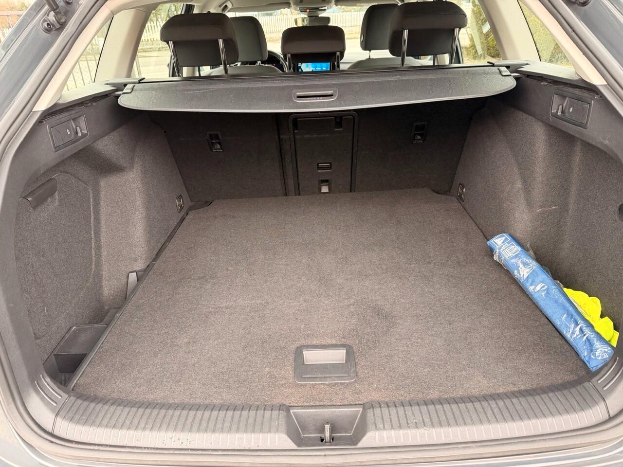 Volkswagen Golf Variant 2.0 TDI 116 CV DSG Life (display digitale - fari Led pacchetto luci)