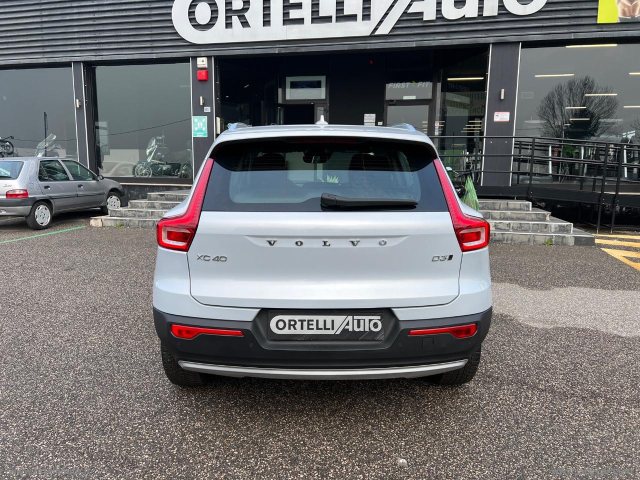 VOLVO XC40 D3 AWD Geartronic Momentum Pro IVA DEDUCIBILE