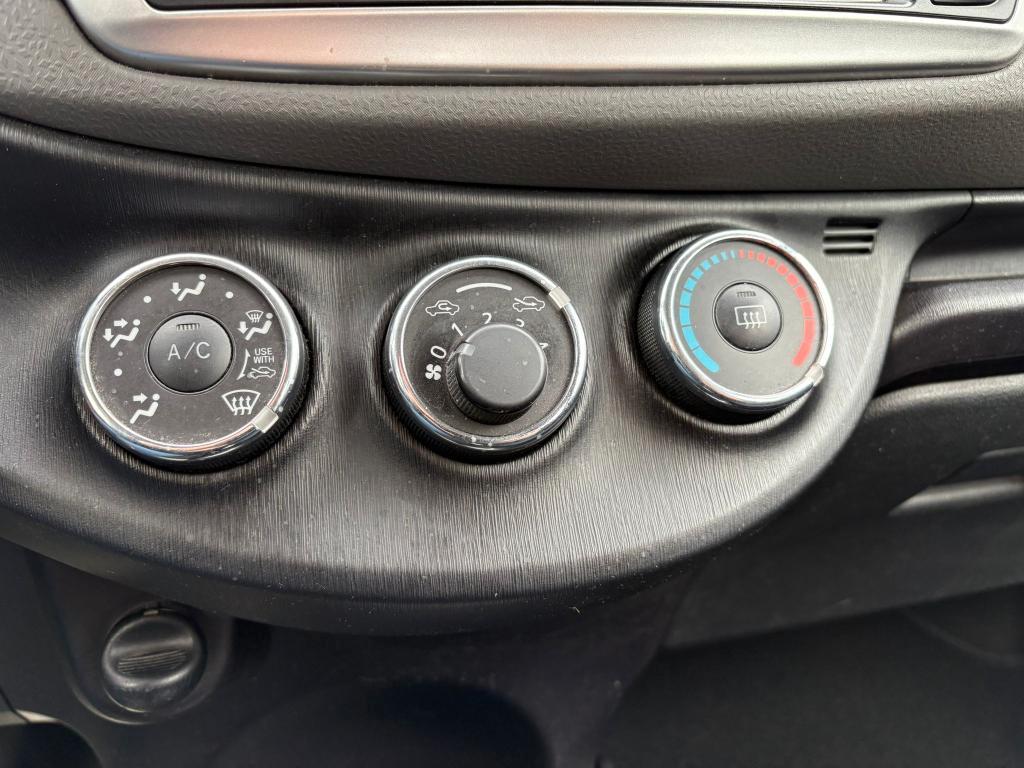 Toyota Yaris 5 Porte 1.0 BENZ 69 CV Lounge ADATTA NEOPATENTATI