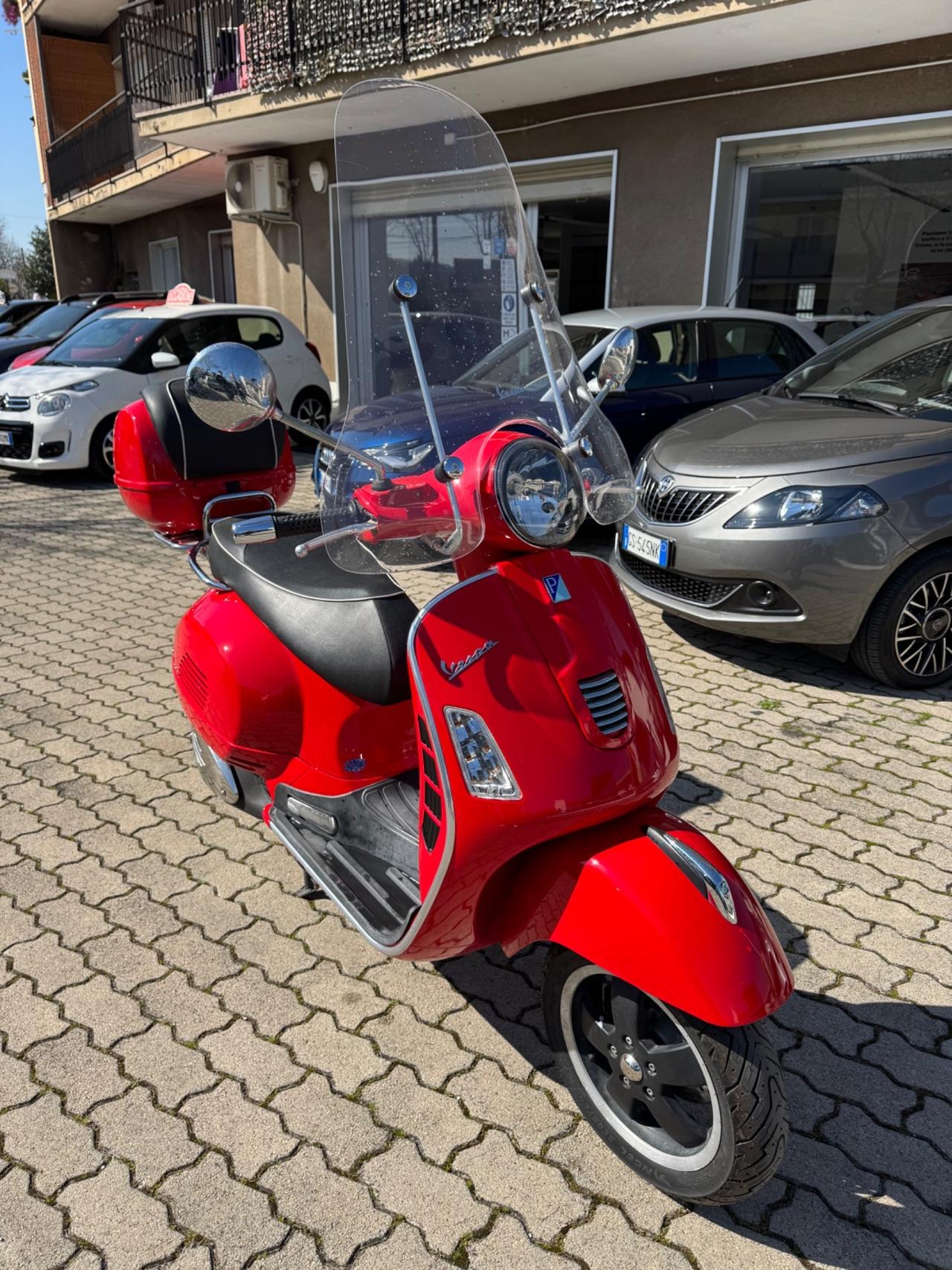 Piaggio Vespa 300 GTS