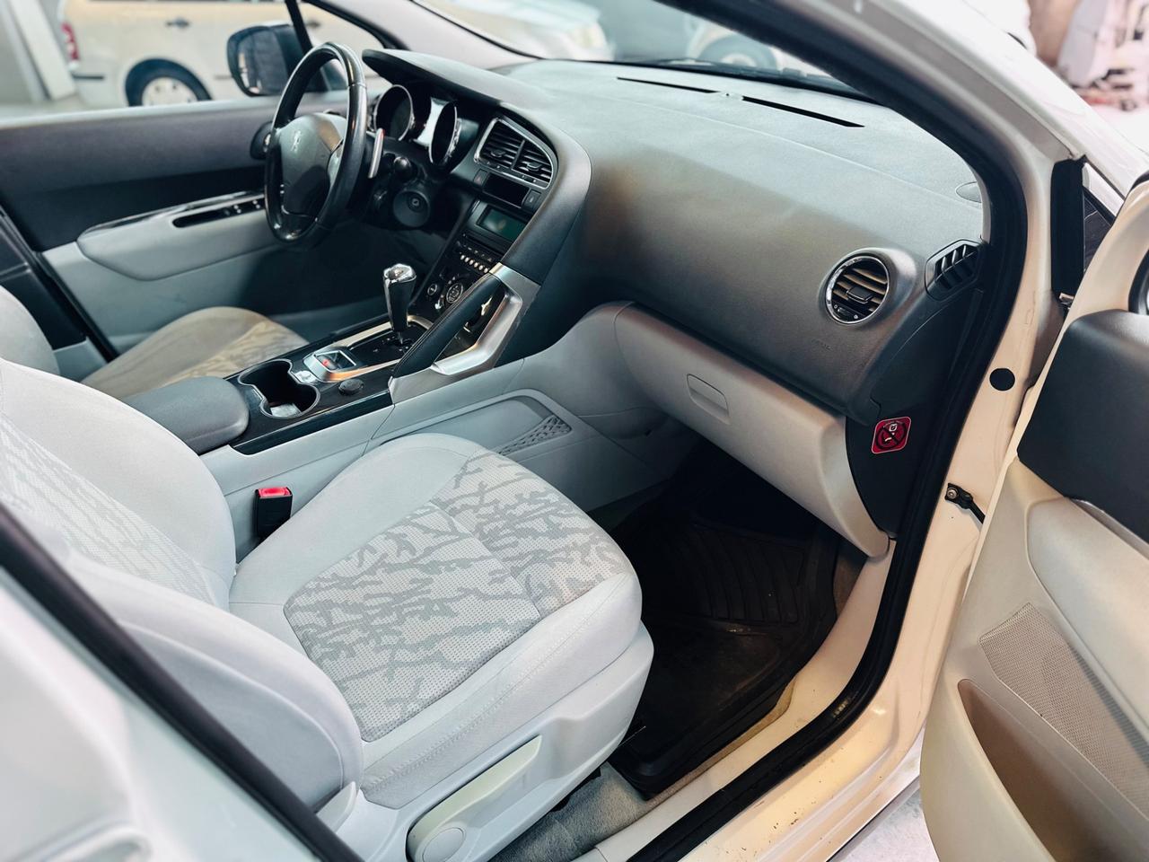 Peugeot 3008 1.6 HDi 110CV cambio robotizzato Business