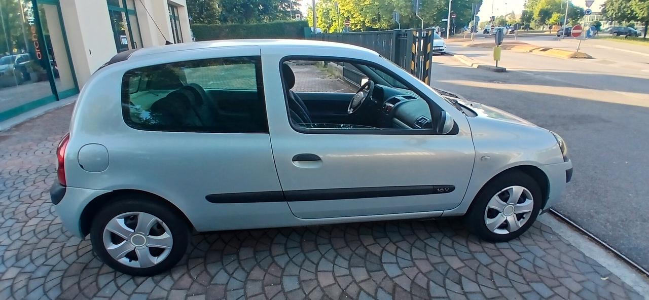 Renault Clio 1.1 benzina neopatentati