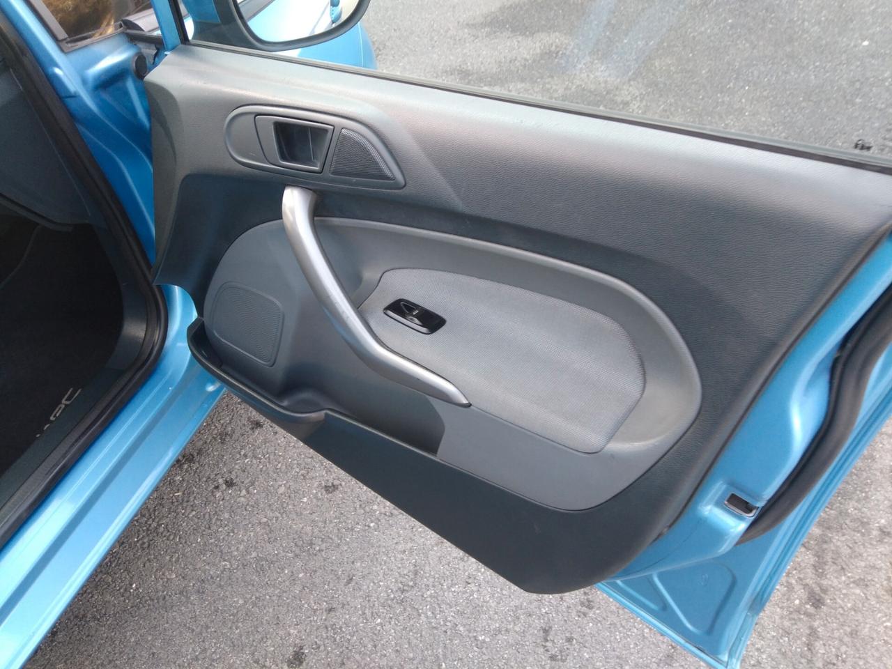 Ford Fiesta 1.4 TDCi 70CV 5 porte Titanium x neopatentati