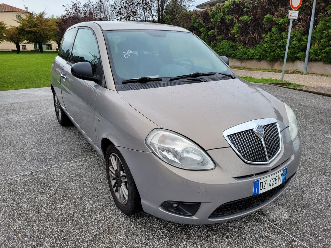 Lancia Ypsilon 1.4 16V 95cv Platino Automatica