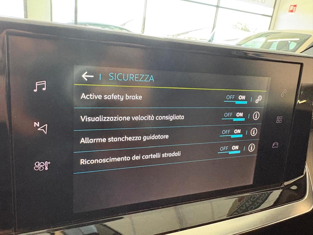 Peugeot 2008 GT motore elettrico 136 CV SPOTICAR