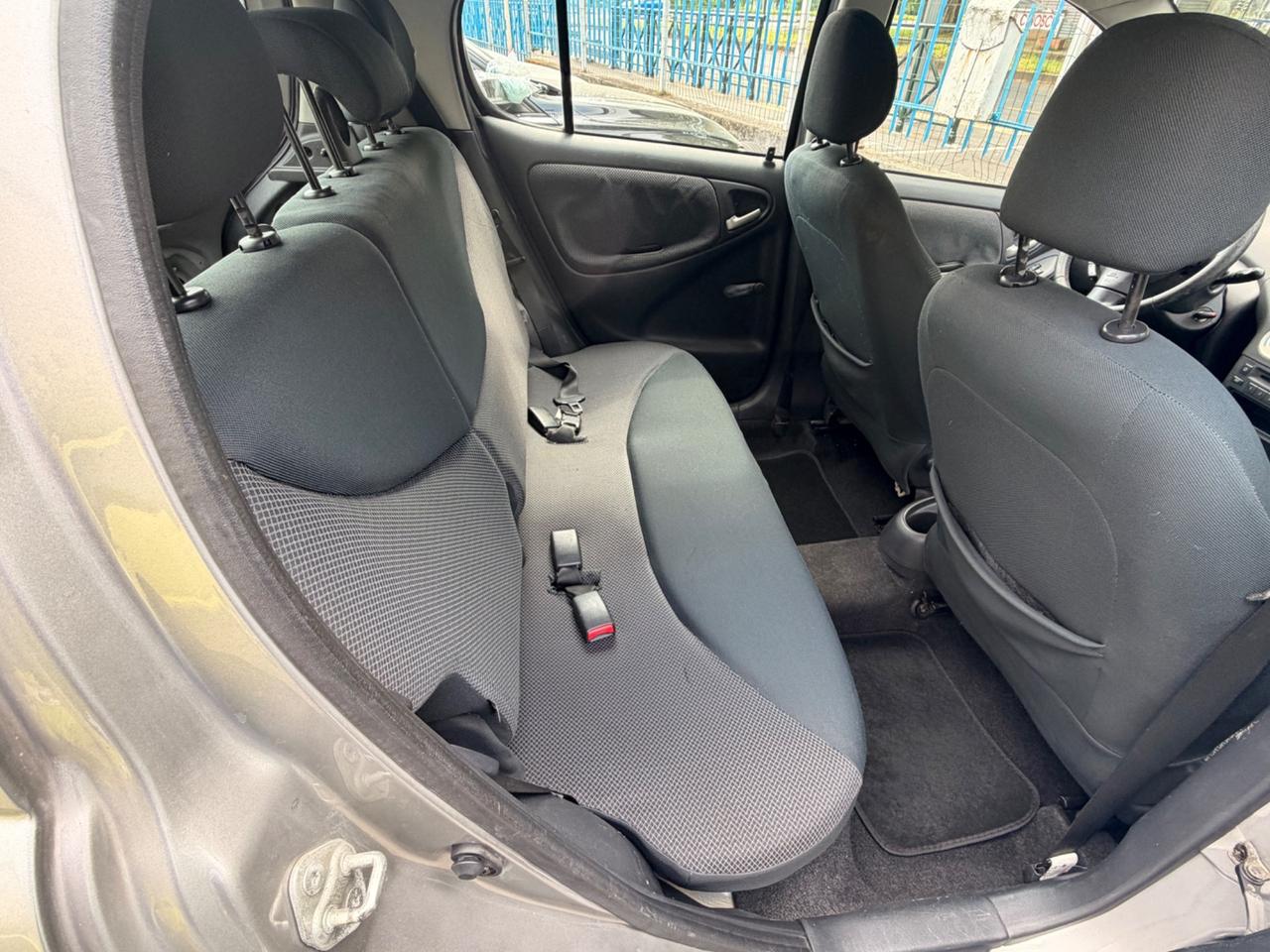 Toyota Yaris 1.0i 16V cat 5 porte Sol