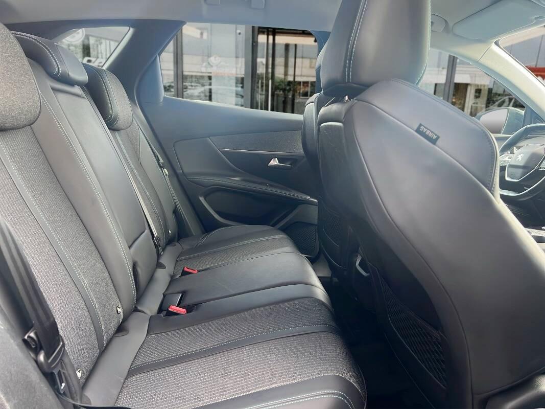 Peugeot 3008 II 1.5 bluehdi Allure Pack s&s 130cv eat8 Con NAV.