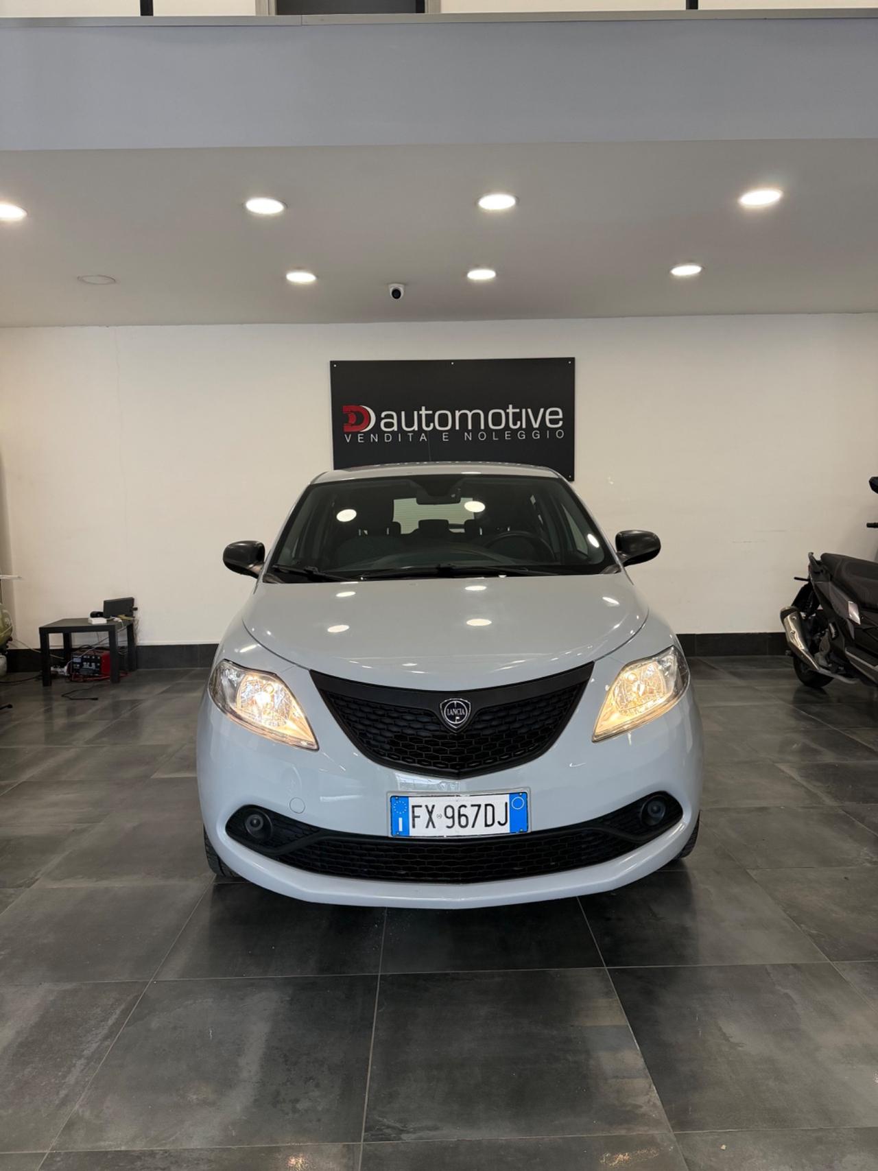 Lancia Ypsilon Elefantino Blu Gpl casa madre