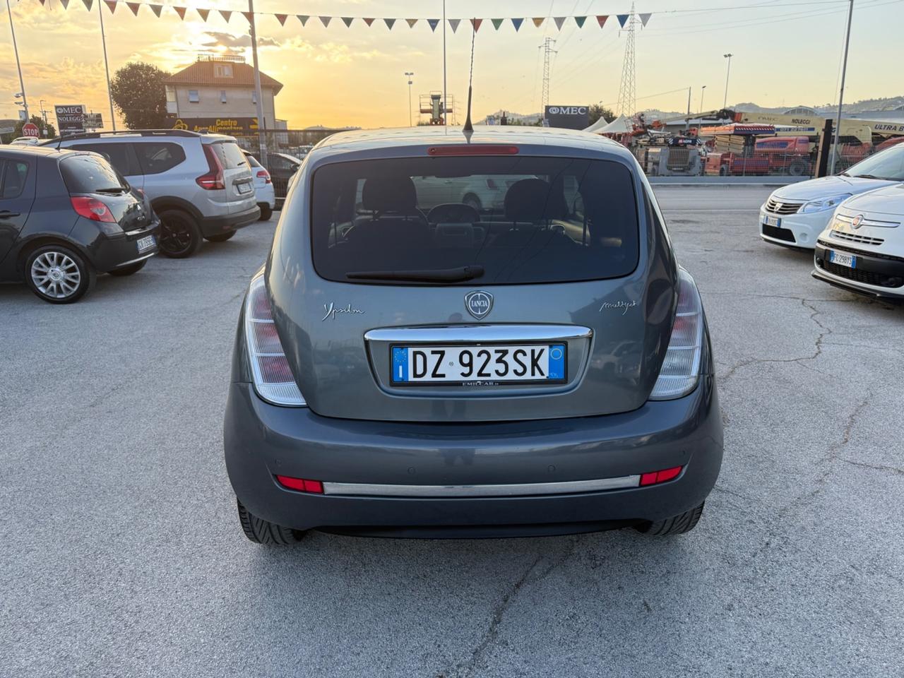 Lancia Ypsilon 1.3 MJT 75 CV Versus