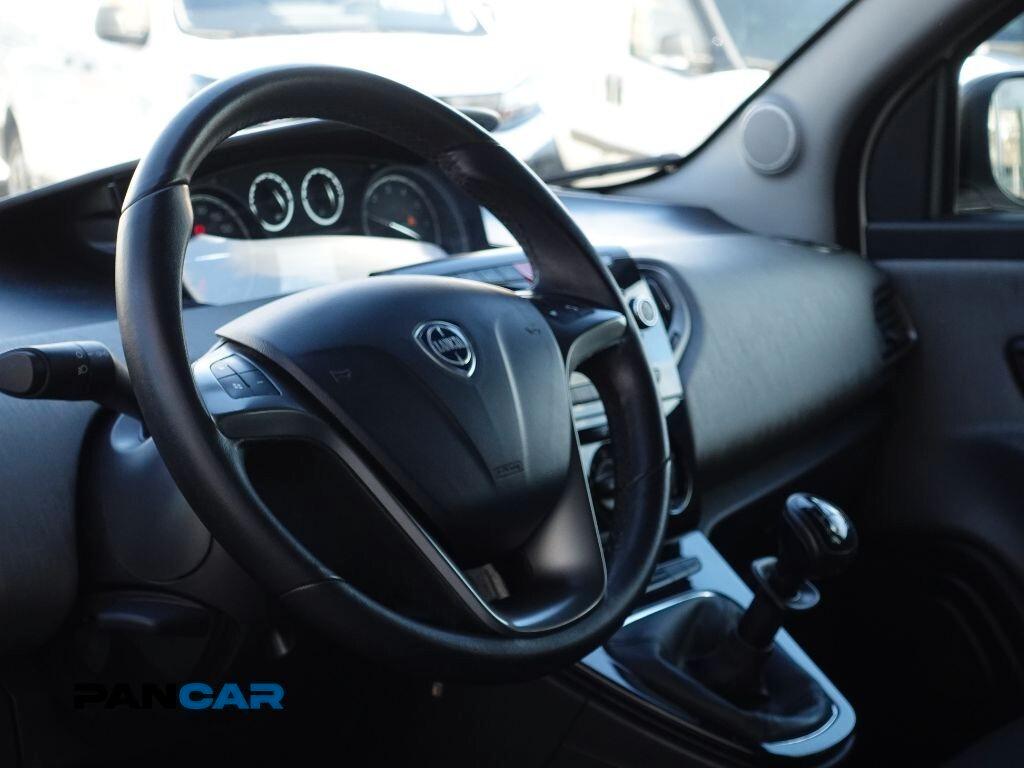 Lancia Ypsilon 0.9 TwinAir 85 CV 5 porte Metano Ecochic Silver