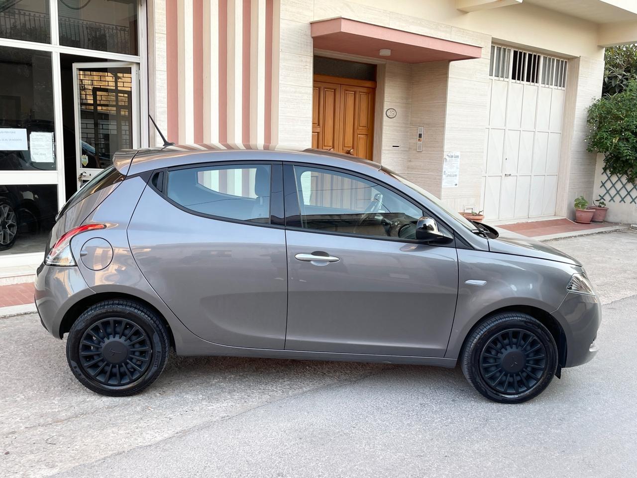 Lancia Ypsilon 1.0 5 porte S&S Hybrid Silver 2022