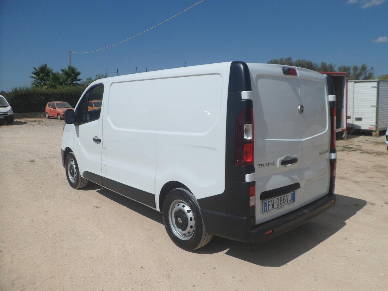 Renault Trafic furgone con pedana