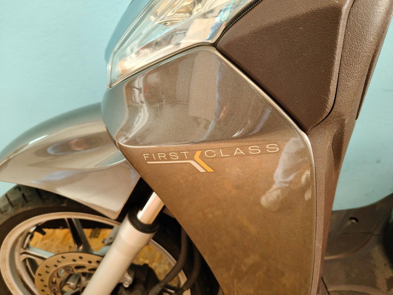Honda SH 300 con parabrezza alto e bauletto