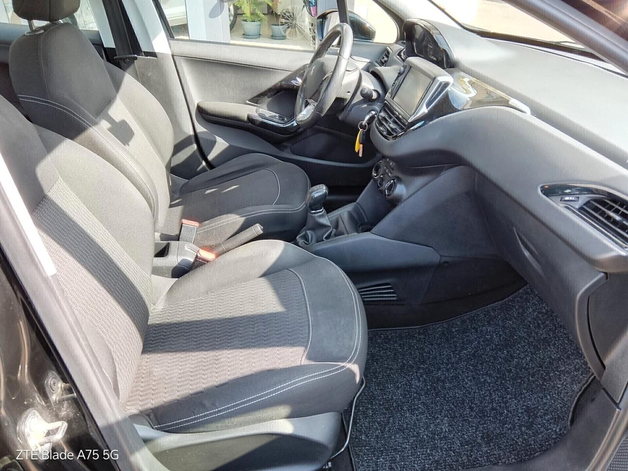 Peugeot 208 1.2 benzina Neopatentati