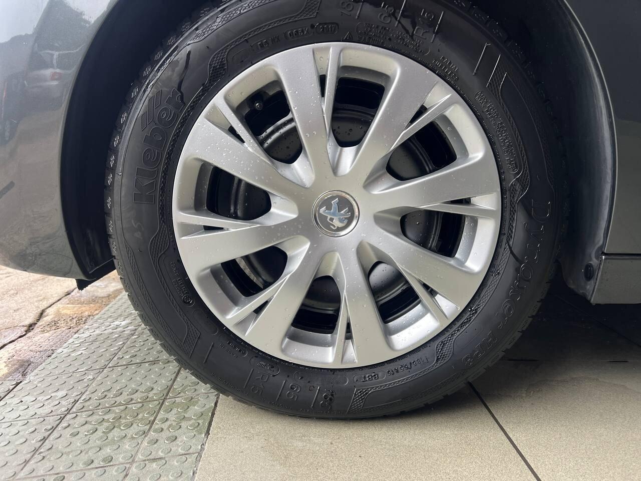 Peugeot 208 PureTech 82 5 porte Allure