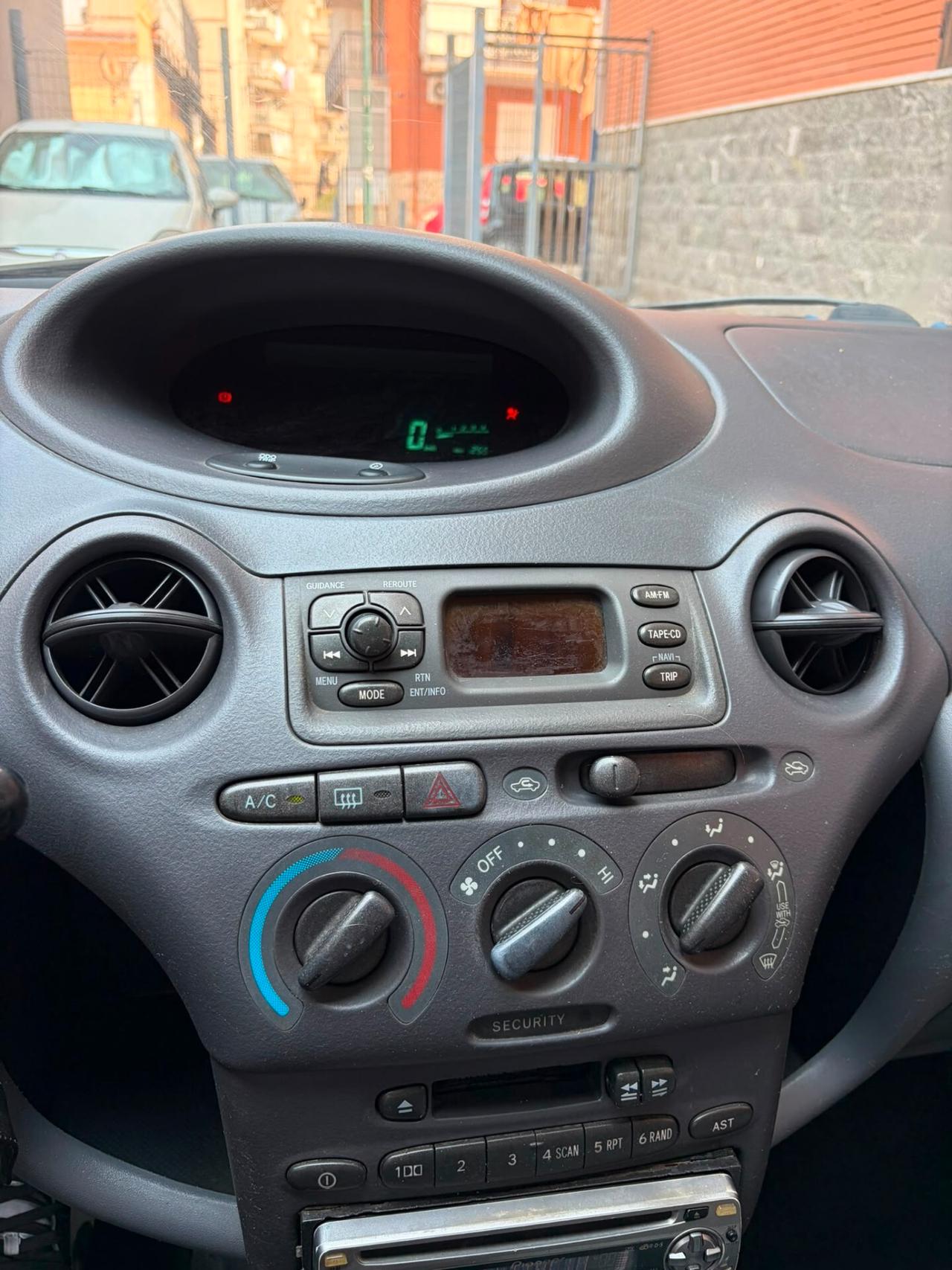 Toyota Yaris 1.0i 16V cat 5 porte Sol