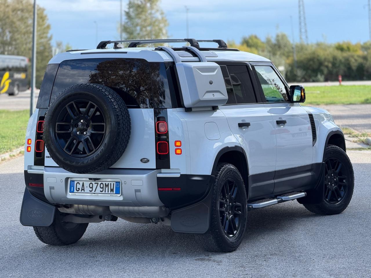 Land Rover Defender 110 2.0 SD4 240CV AWD Auto 72 Yrs. WEB Edition