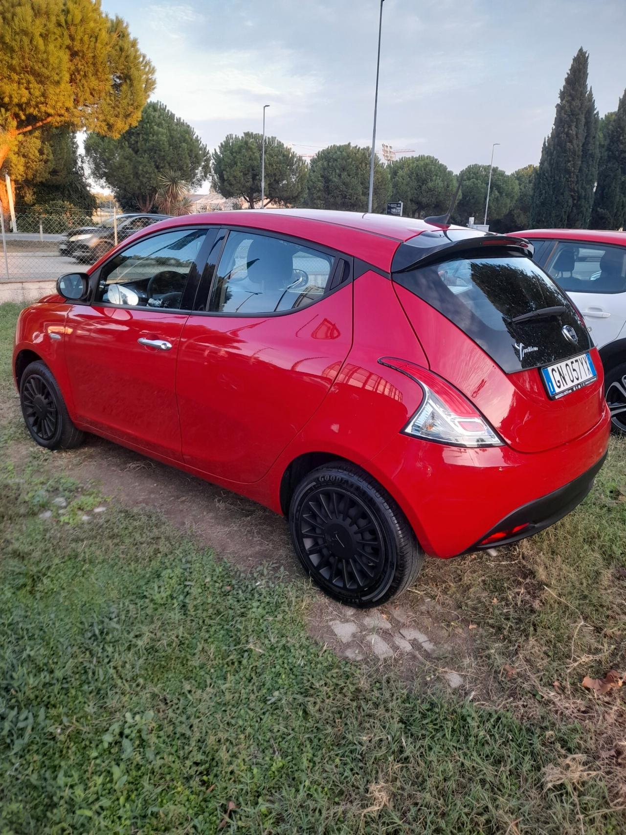 Lancia Ypsilon 1.0 5 porte Hybrid
