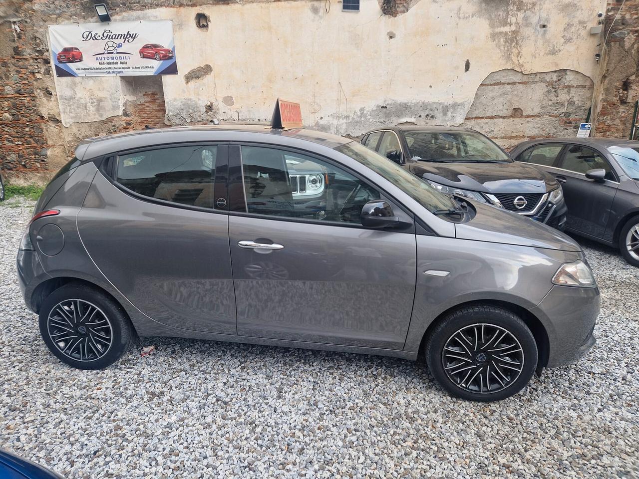 Lancia Ypsilon 1.0 FireFly 5 porte S&S Hybrid Ecochic Silver