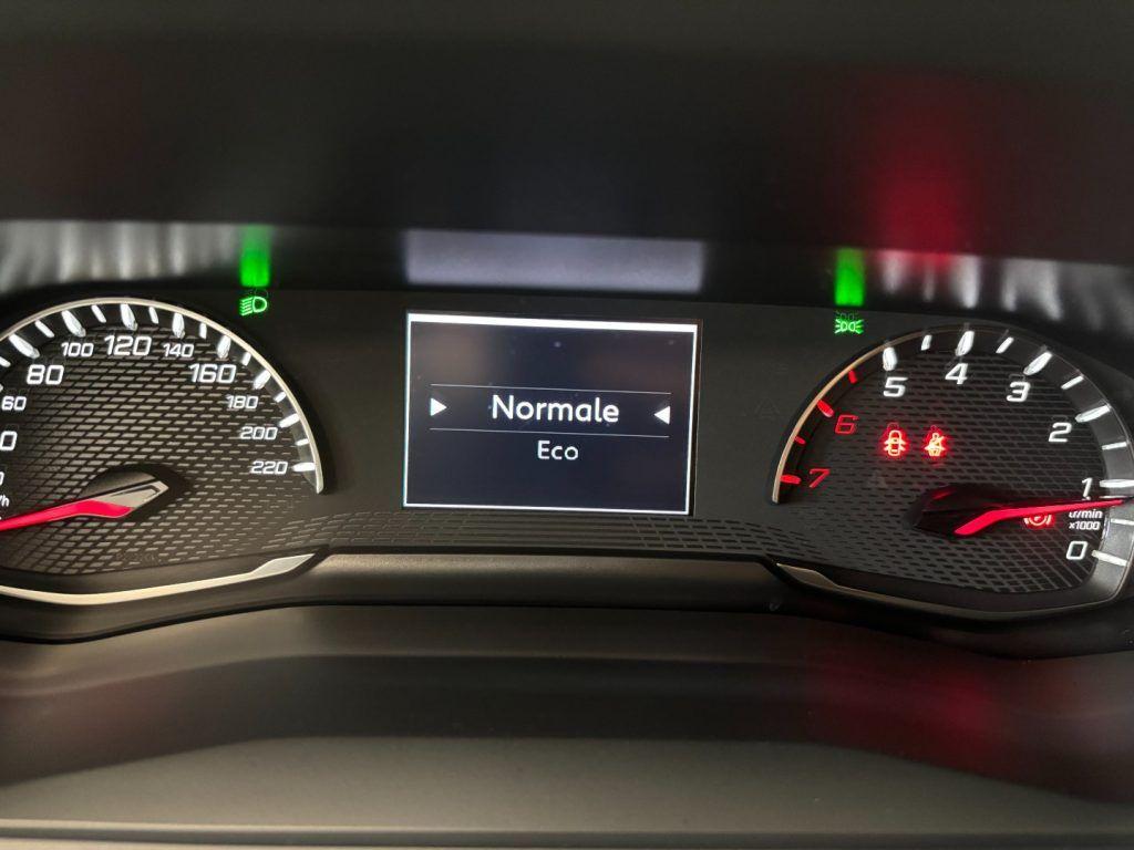 Peugeot 2008 1.5 BlueHDi Allure Navi Pack
