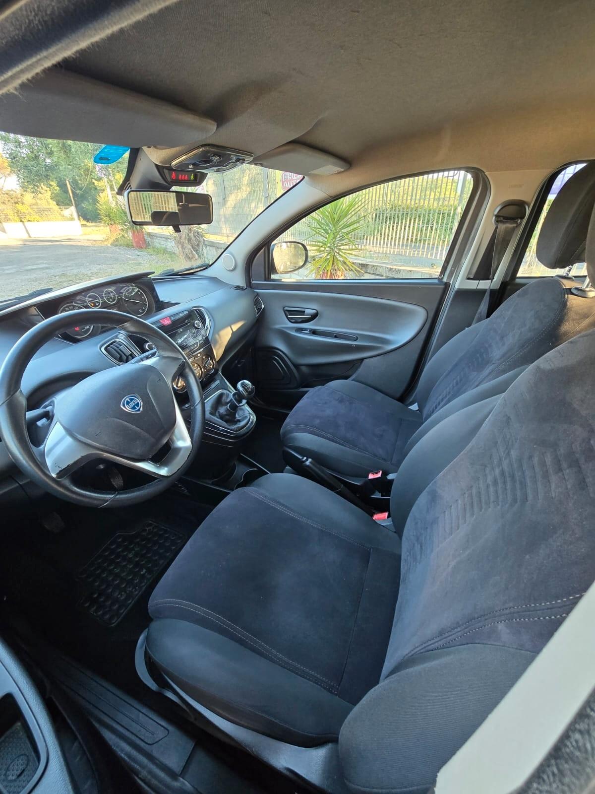 Lancia Ypsilon 1.2 69 CV Unyca
