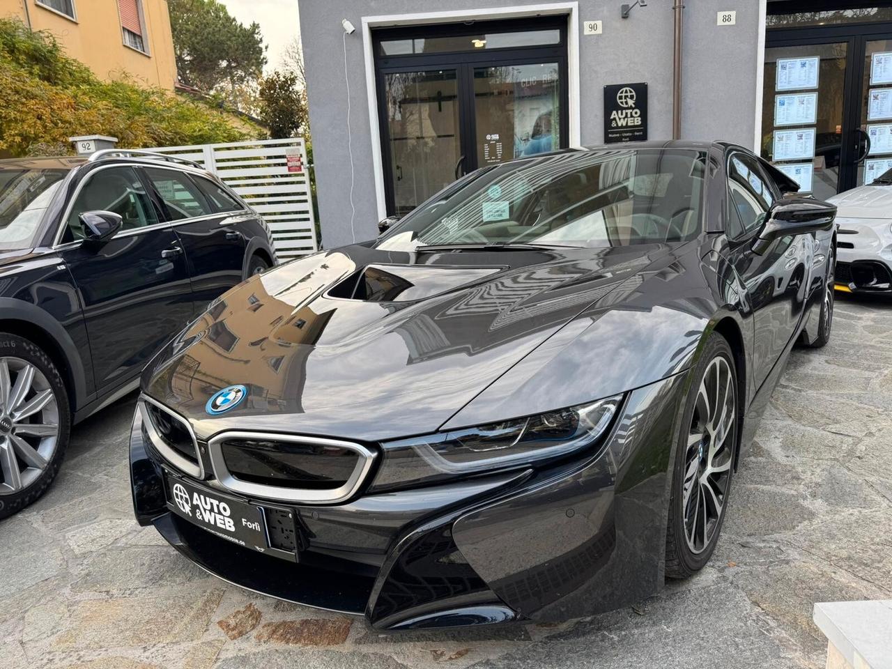 BMW i8 COUPE' TRE VOLUMI HYBRID 231cv