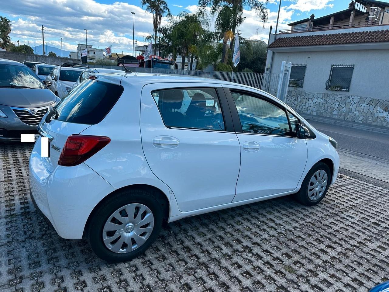 Toyota Yaris 1.3 5 porte Lounge-03/2015