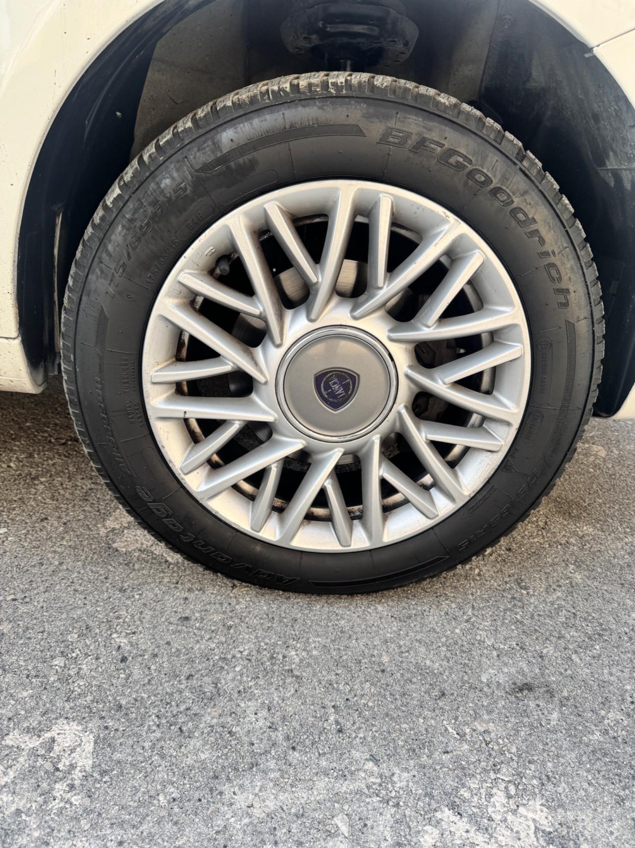 Lancia Ypsilon 0.9 TwinAir 85 CV 5 porte Metano Ecochic