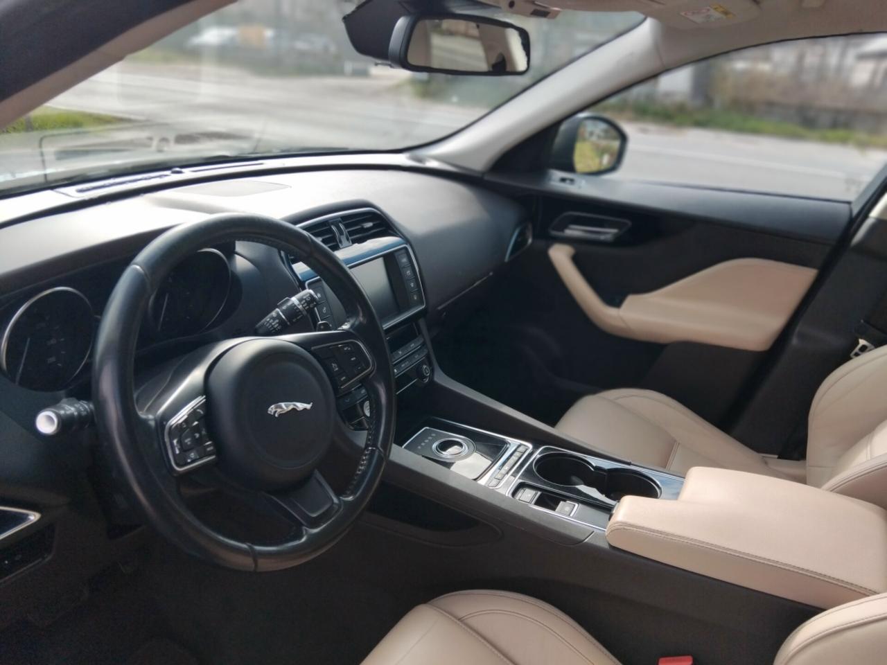 Jaguar F-Pace 2.0 D 180 CV Portfolio