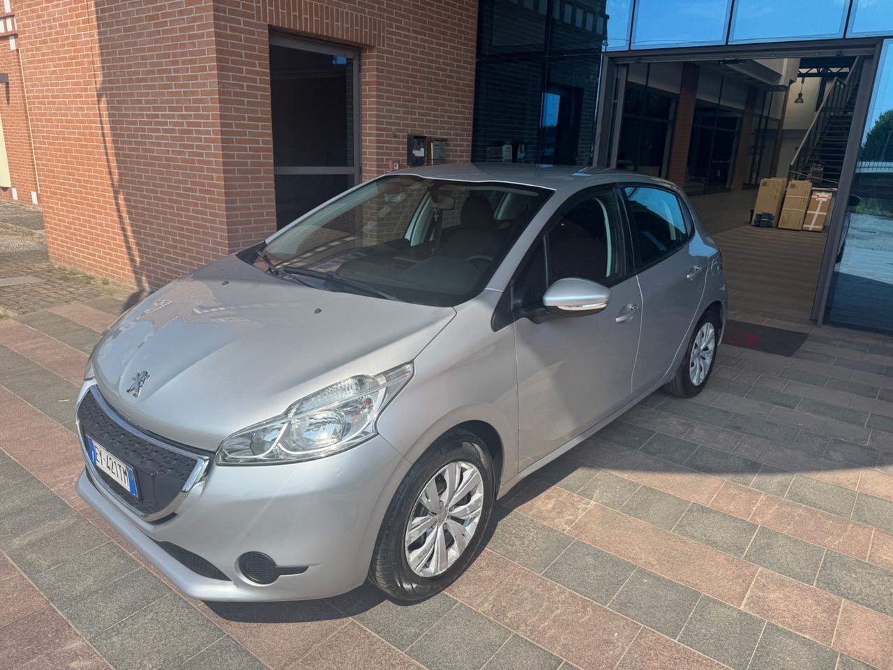 Peugeot 208 1.4 HDi 68 CV 5 porte Allure Neopatentati