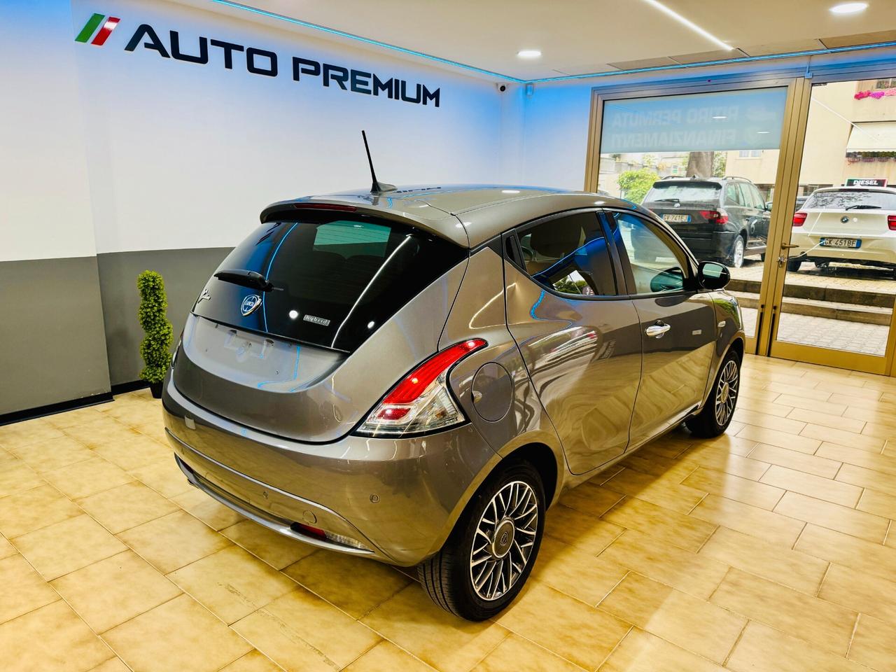 Lancia Ypsilon 1.0 Hybrid Silver / CarPlay S&S