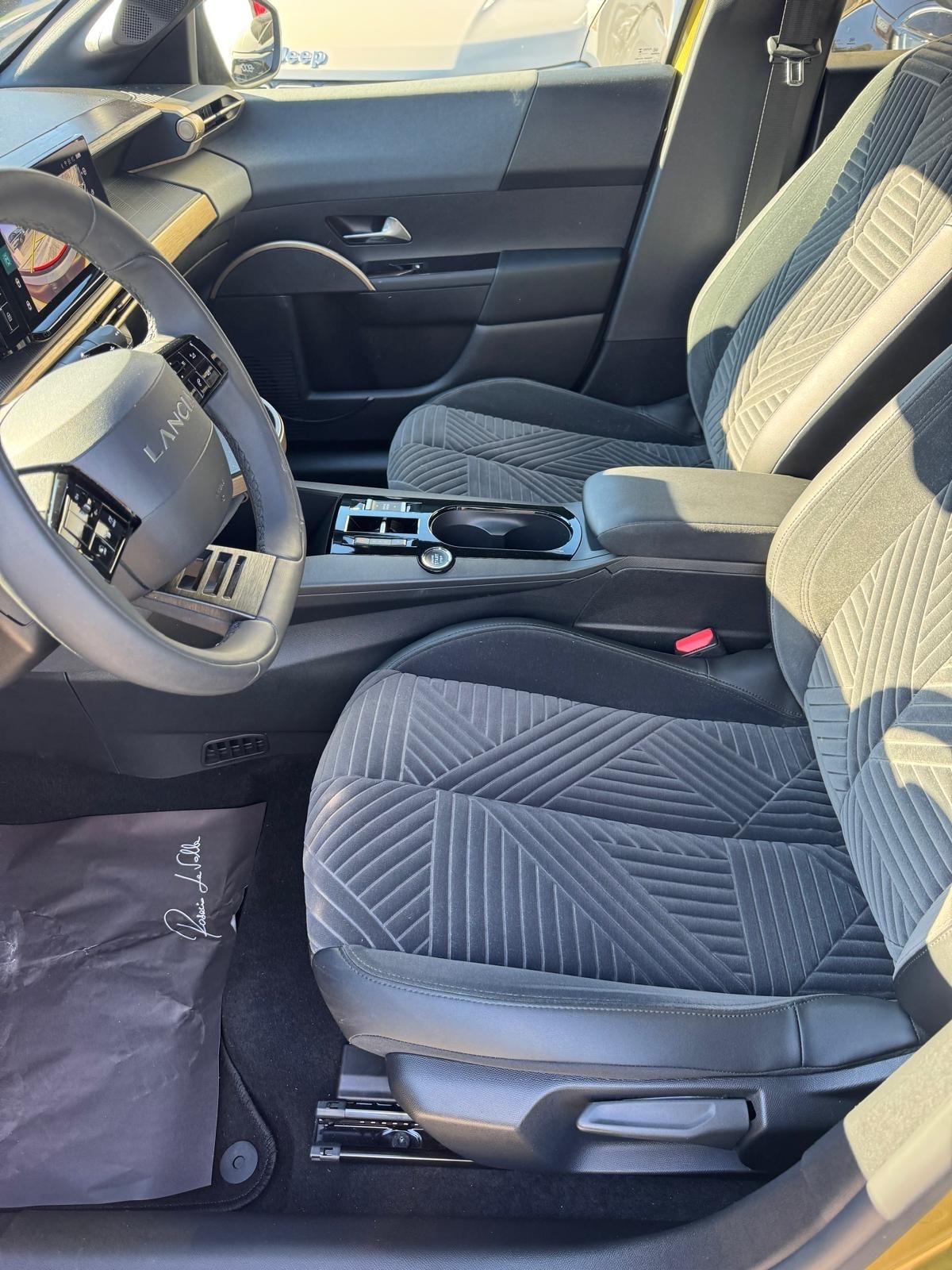 Lancia Ypsilon Hybrid e-DCT LX