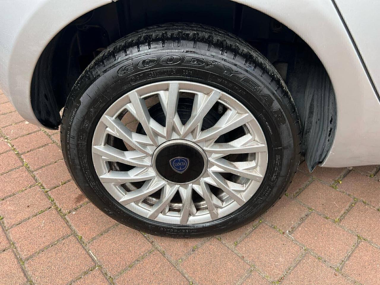 Lancia Ypsilon 1.2 69 CV 5 porte S&S Platinum