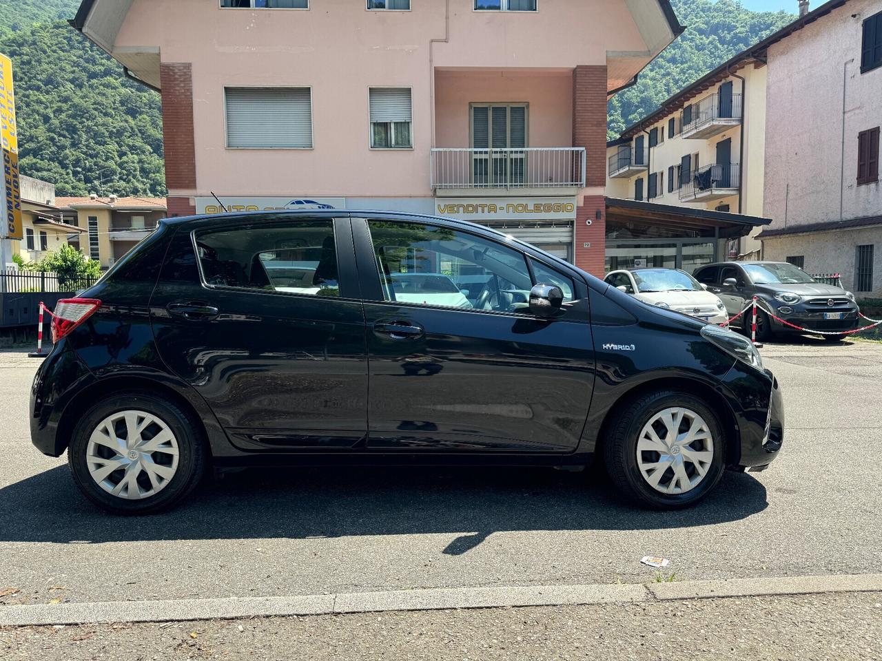 Toyota Yaris 1.5 Hybrid 5 porte - NEOPATENTATI - CAMBIO AUTOMATICO - TELECAMERA PER PARCHEGGIO ASSISTITO