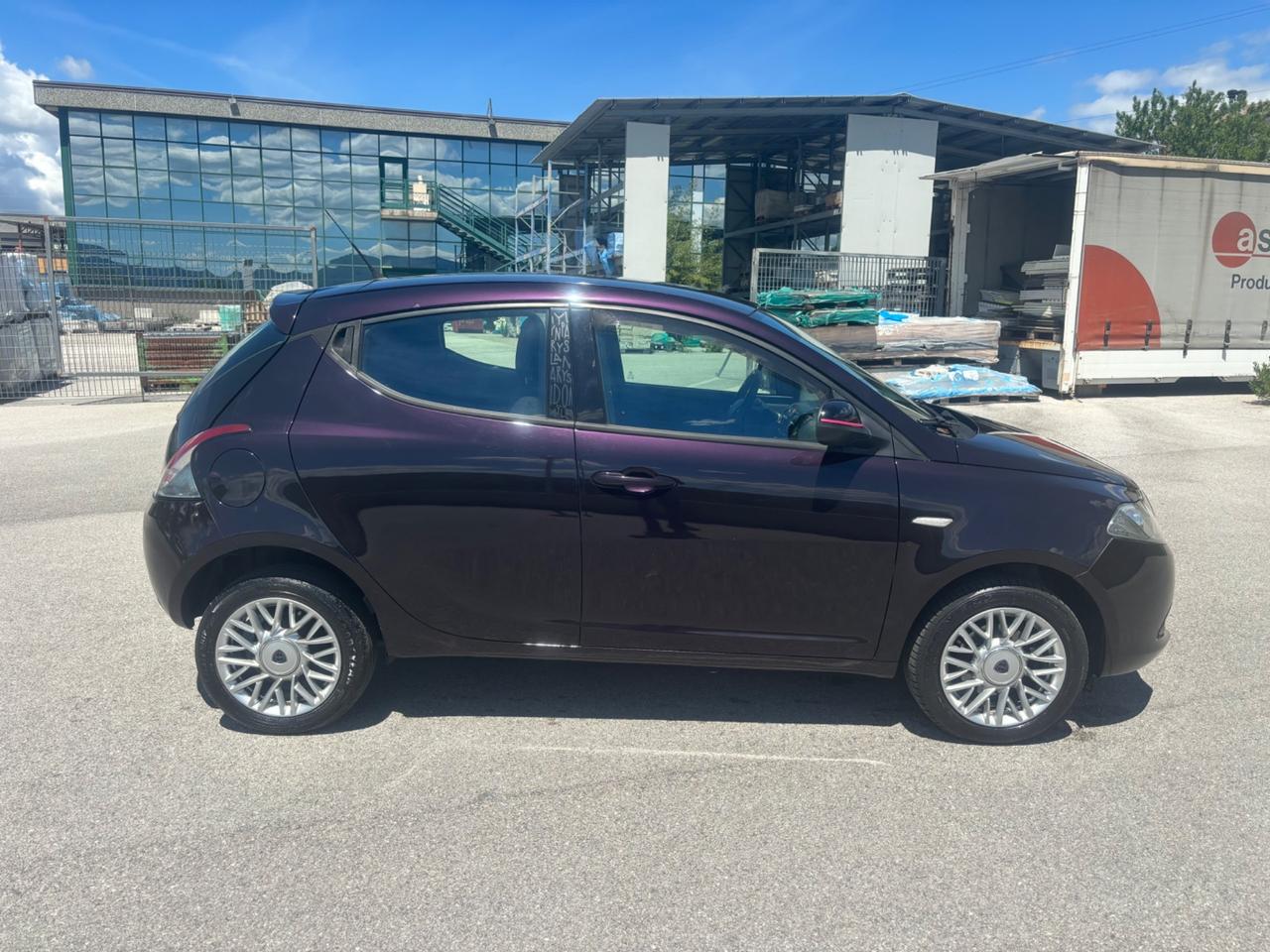 Lancia Ypsilon 0.9 TwinAir 85 CV 5 porte Metano Ecochic Silver