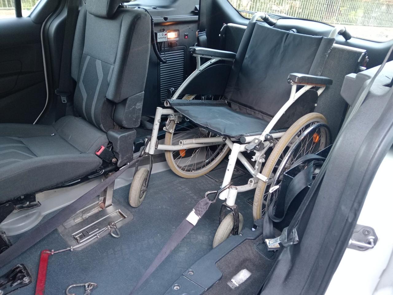 Ford Tourneo Connect Pianale ribassato con rampa disabili in carrozzina