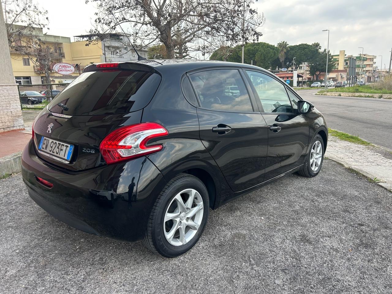 Peugeot 208 1.4 HDi 68 CV 3 porte Allure