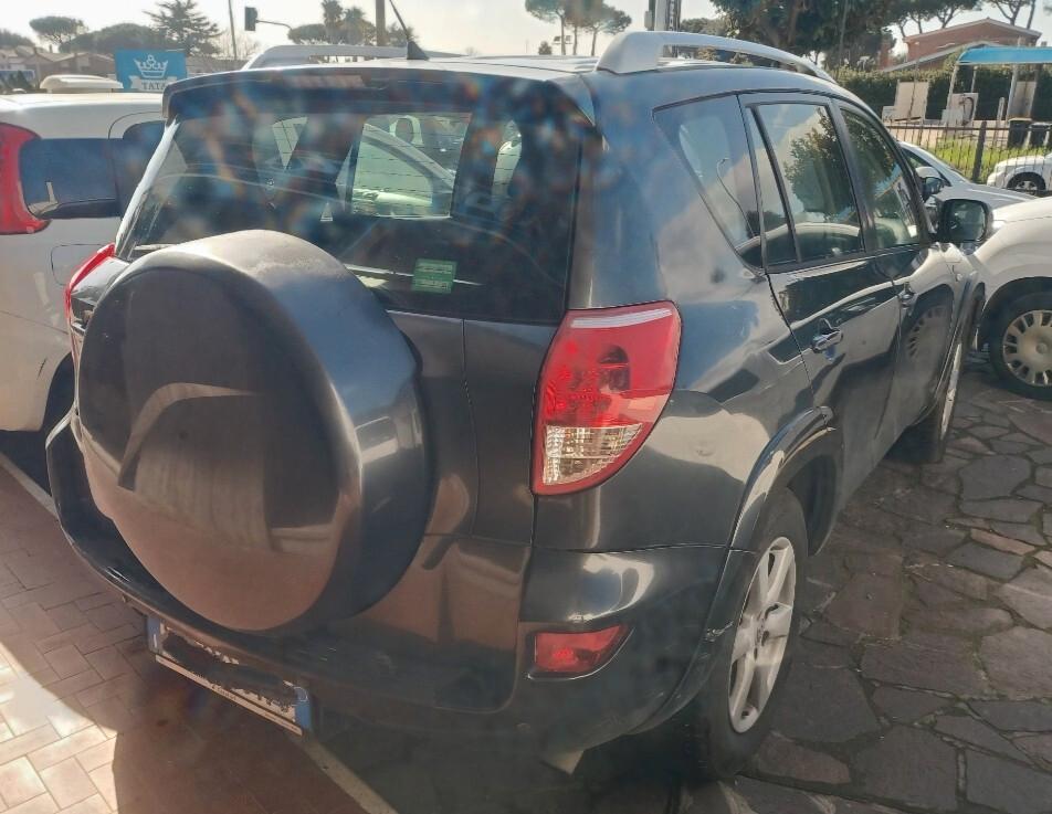 Toyota RAV 4 RAV4 2.2 D-4D 136 CV Luxury gancio traino