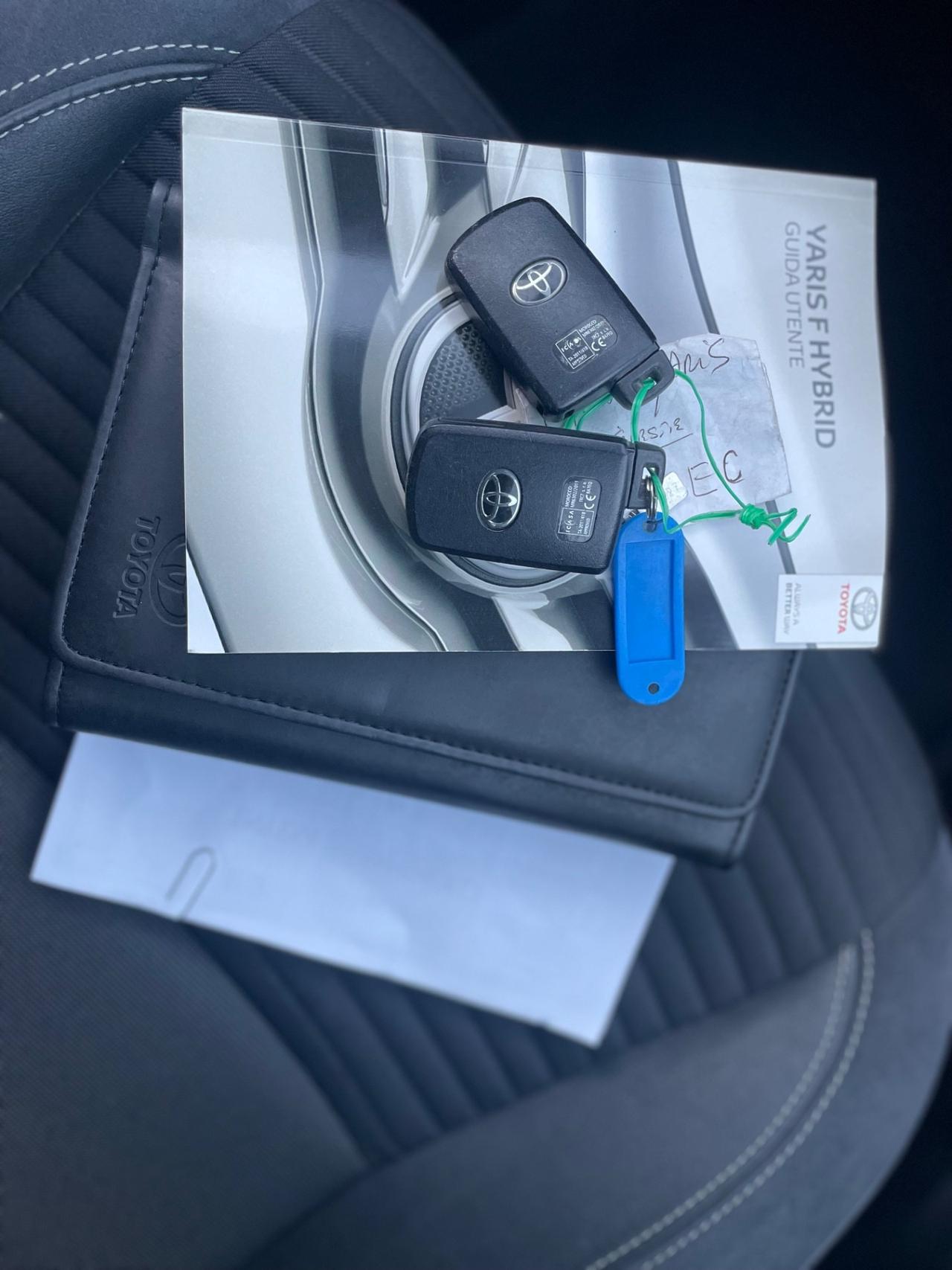 Toyota Yaris HYBRID PLATINUM EDITION