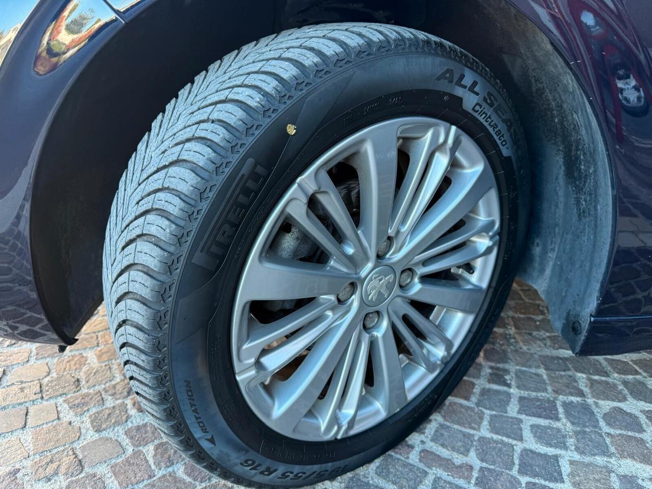Peugeot 208 1.2 Benz 82cv Allure PER NEOPATENTATI