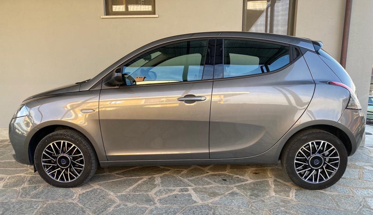Lancia Ypsilon 1.0 firefly hybrid Platino s&s 70cv