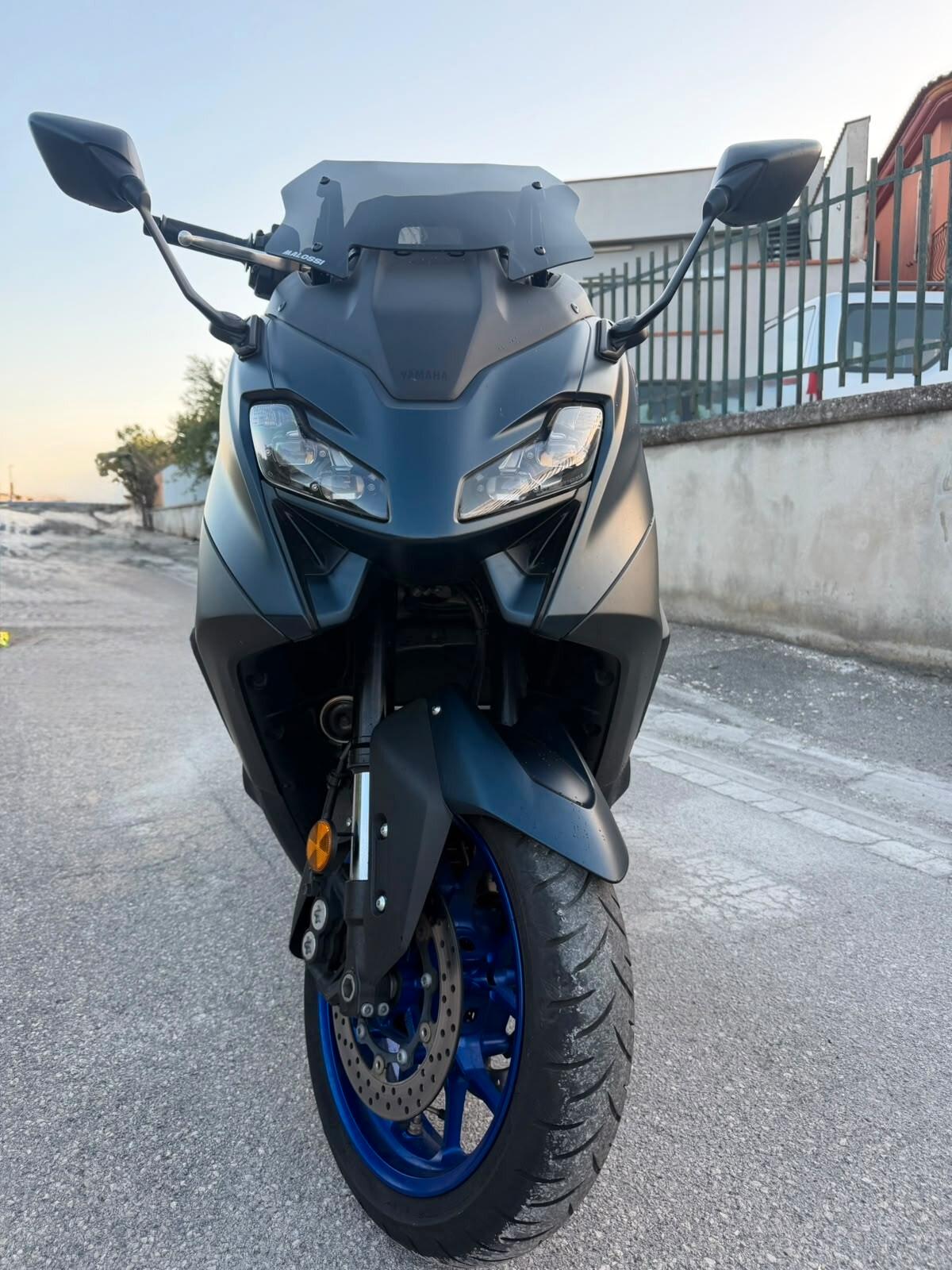 YAMAHA T MAX 560 ICON 2024 KM 11.000 PARI AL NUOVO