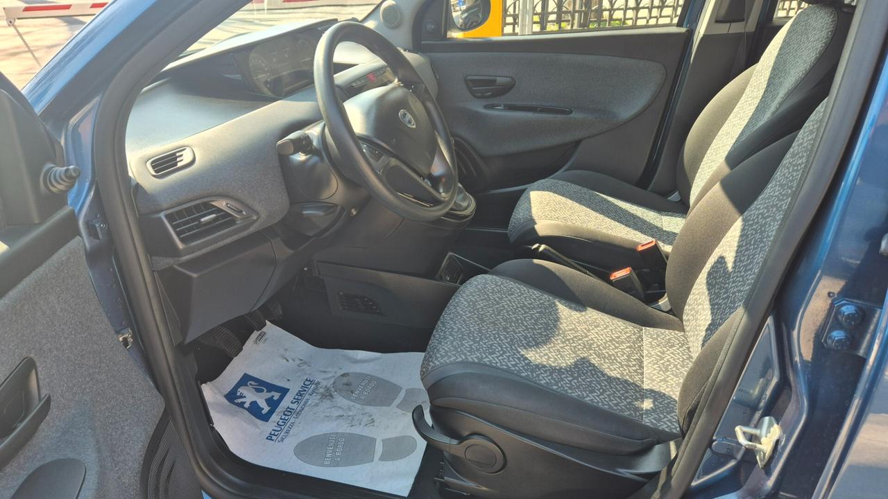 Lancia Ypsilon 1.0 FireFly 5 porte S&S Hybrid Silver