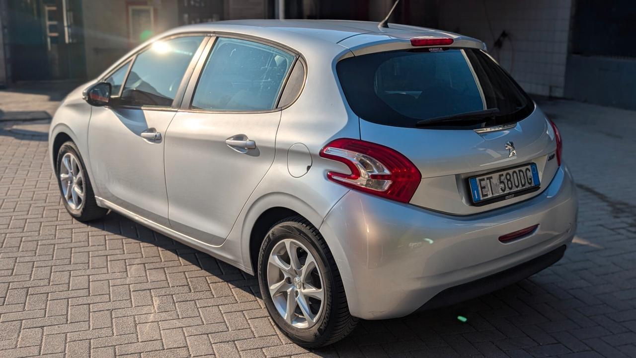 Peugeot 208 1.4 HDi 68 CV 5 porte Allure